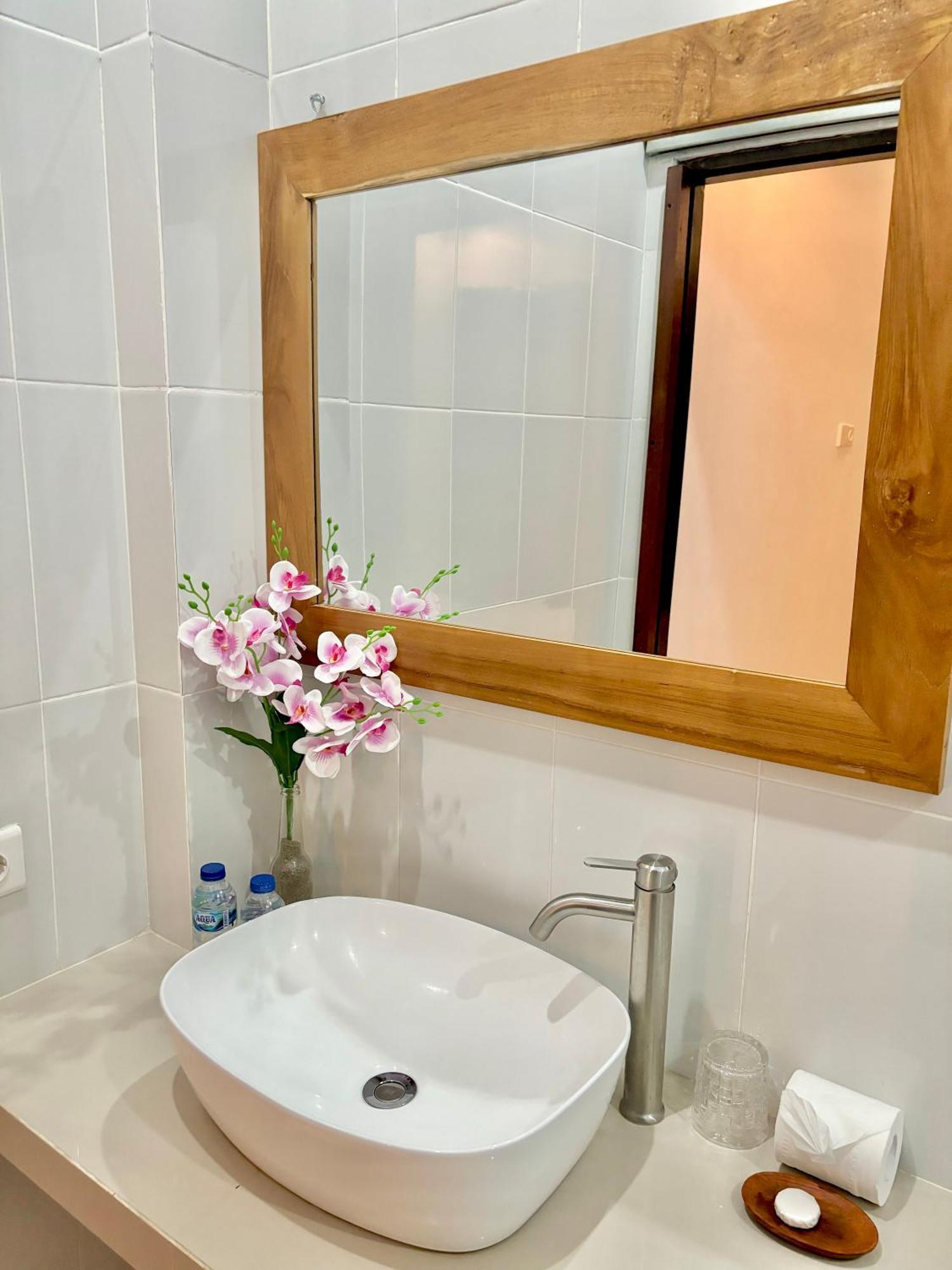 The Lima Home Stay In Canggu ภายนอก รูปภาพ
