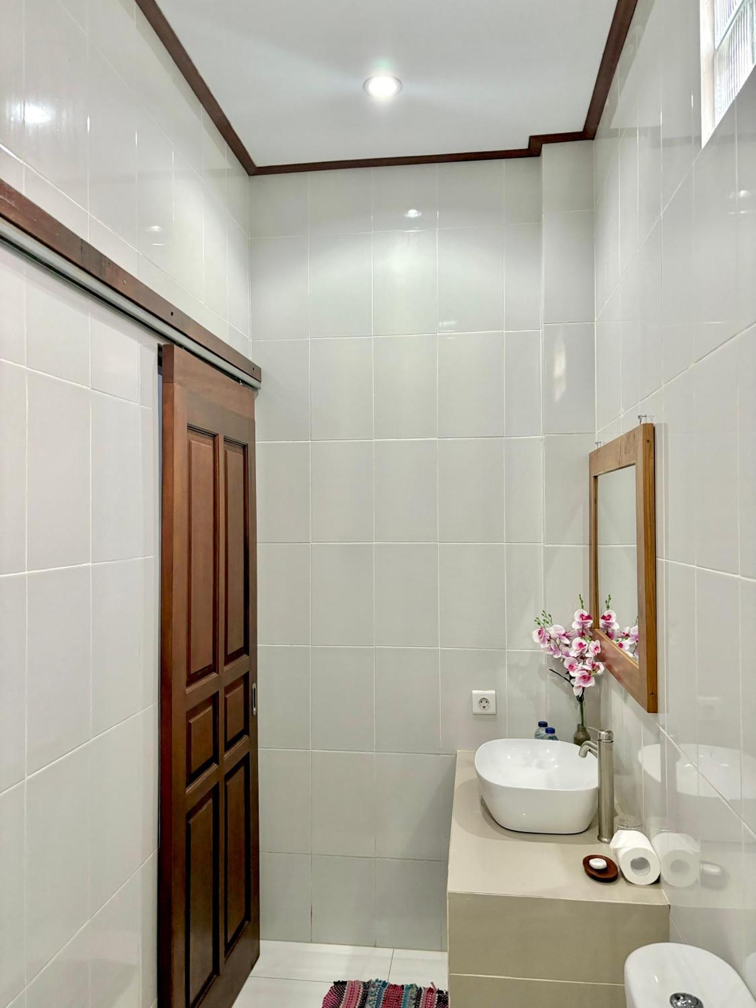 The Lima Home Stay In Canggu ภายนอก รูปภาพ