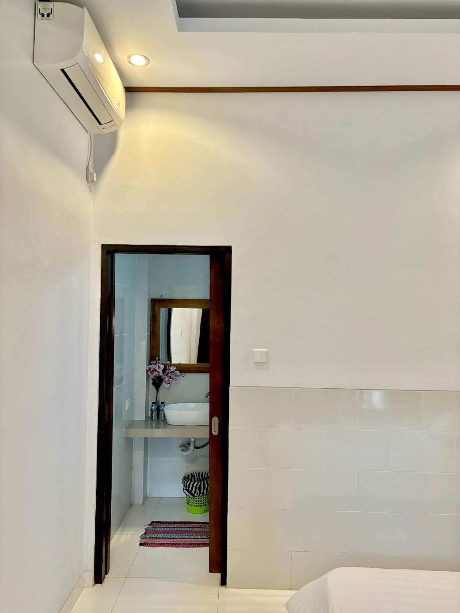 The Lima Home Stay In Canggu ภายนอก รูปภาพ
